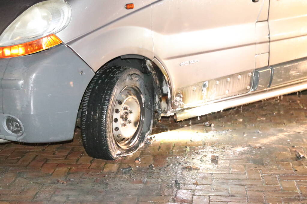 Brand in wielkast van bestelbus