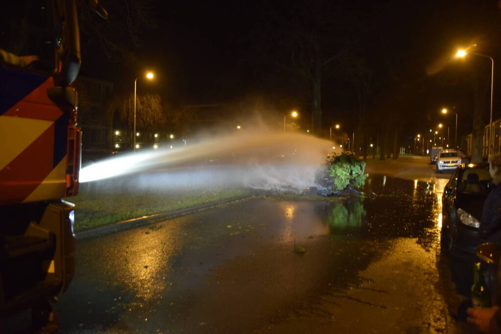 Brandweer zet waterkanon voor buitenrand