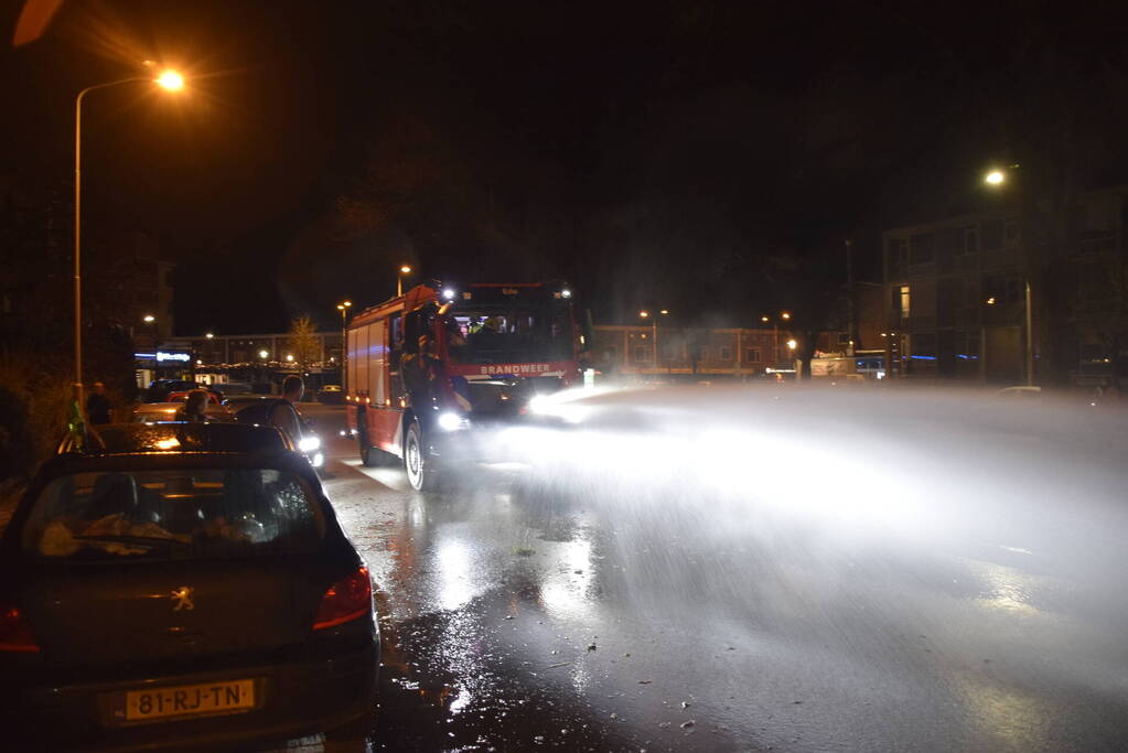 Brandweer zet waterkanon voor buitenrand