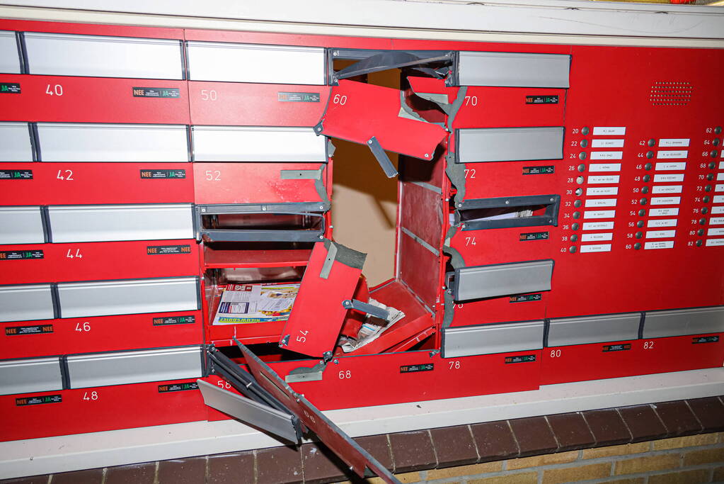 Brievenbus opgeblazen van flatgebouw