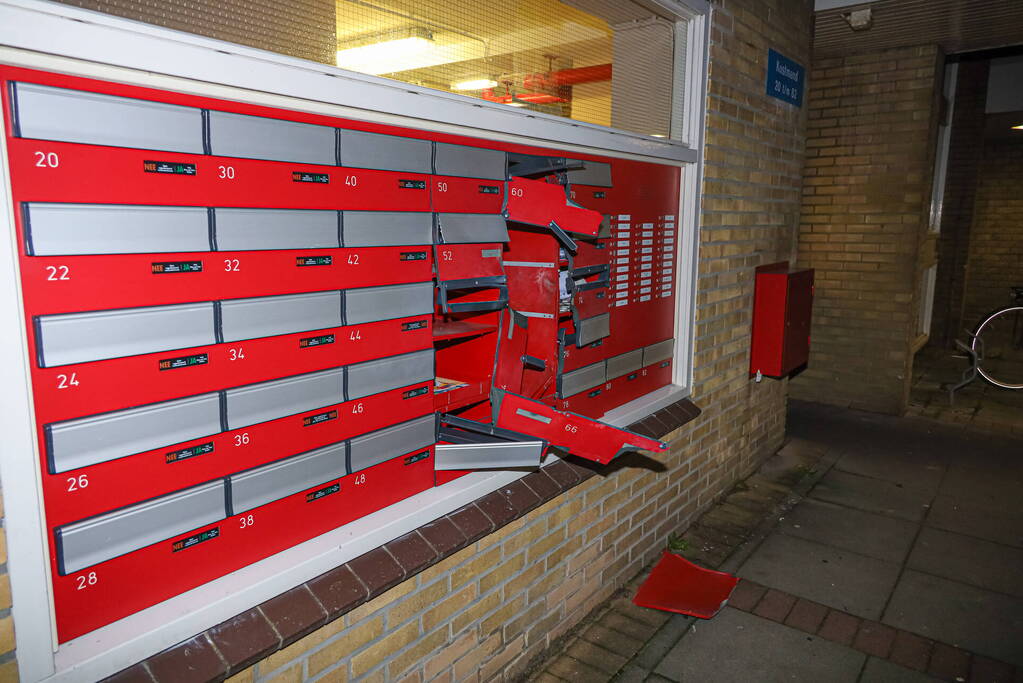 Brievenbus opgeblazen van flatgebouw