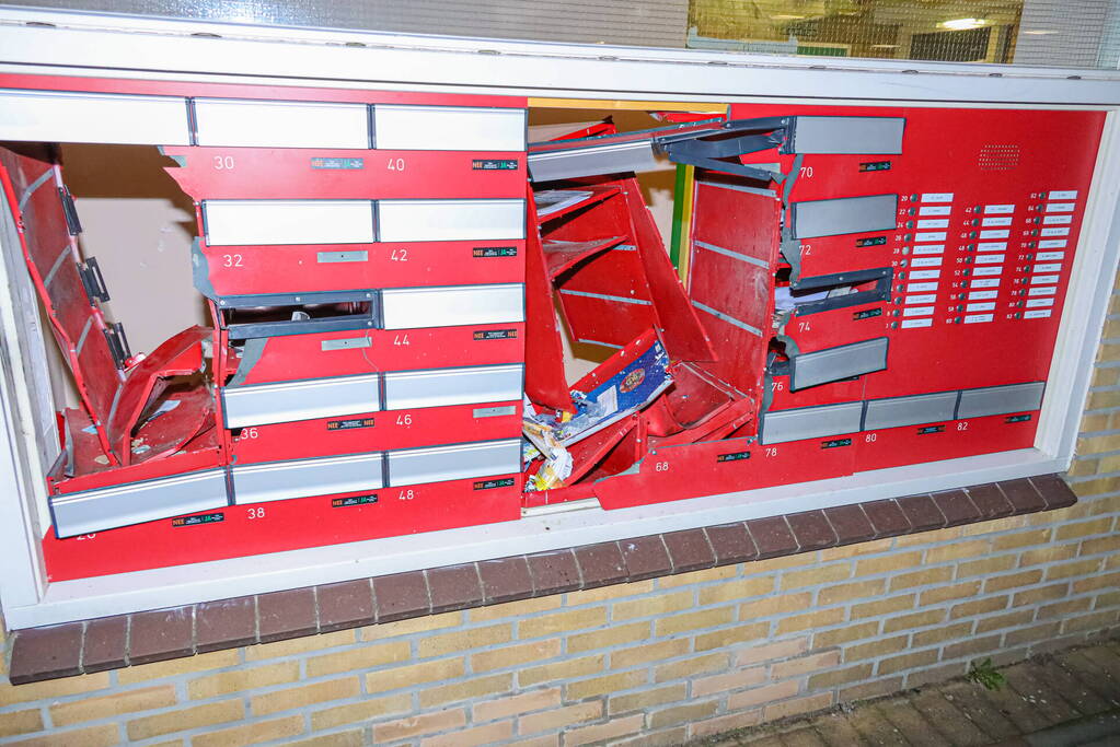 Brievenbus opgeblazen van flatgebouw