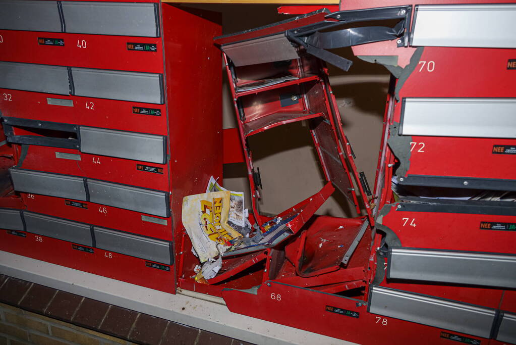 Brievenbus opgeblazen van flatgebouw