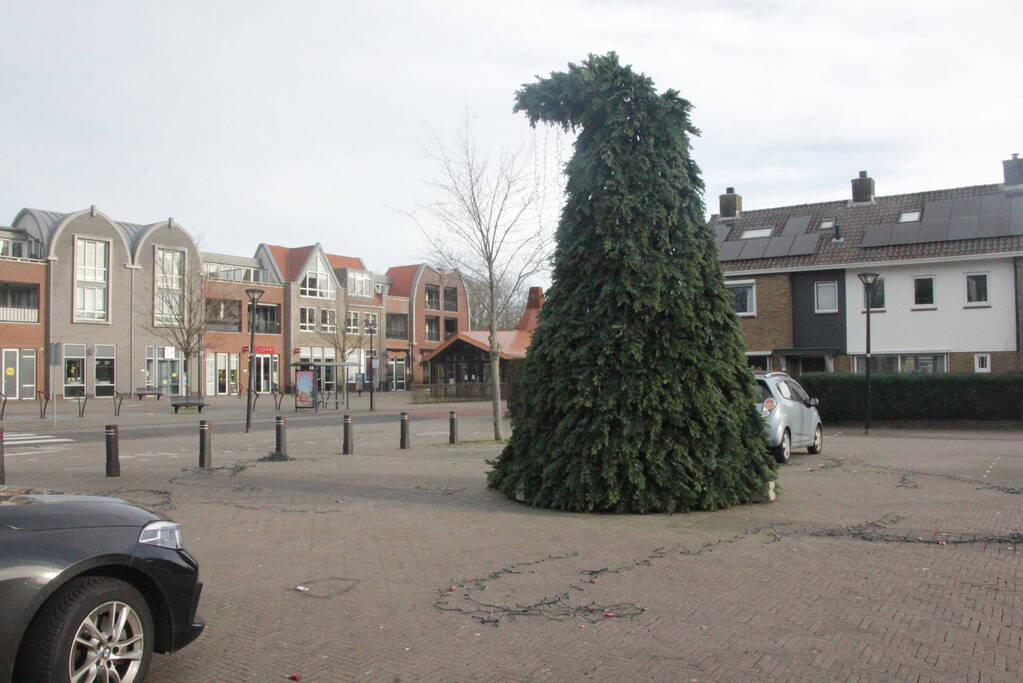 Grote gemeente kerstboom wederom vernield
