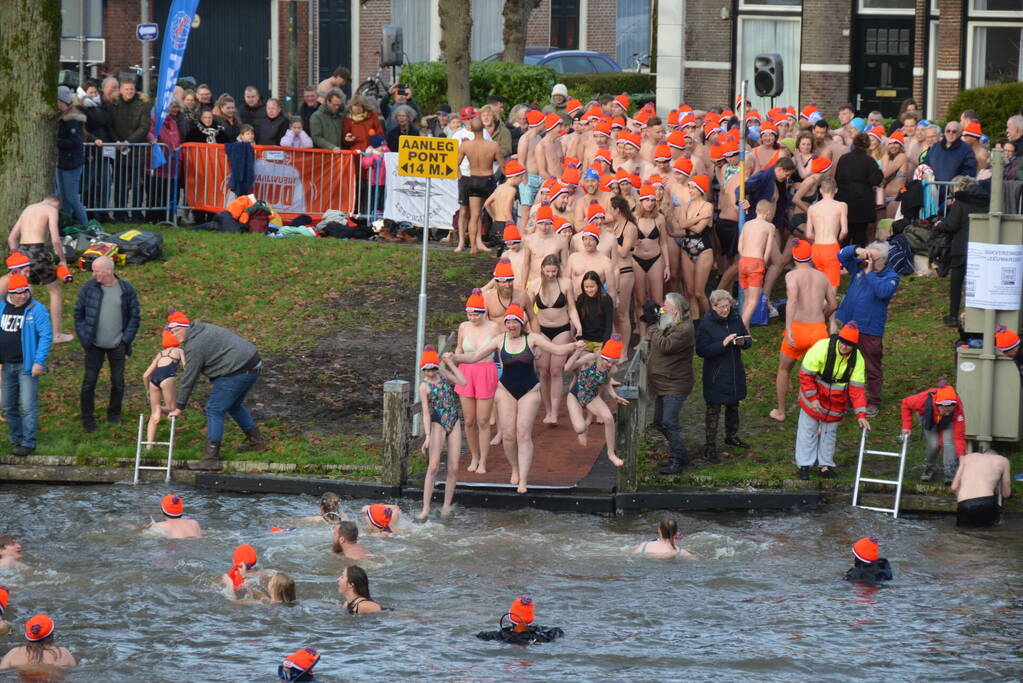 Grote drukte bij nieuwjaarsduik
