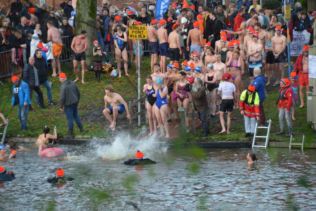 Grote drukte bij nieuwjaarsduik