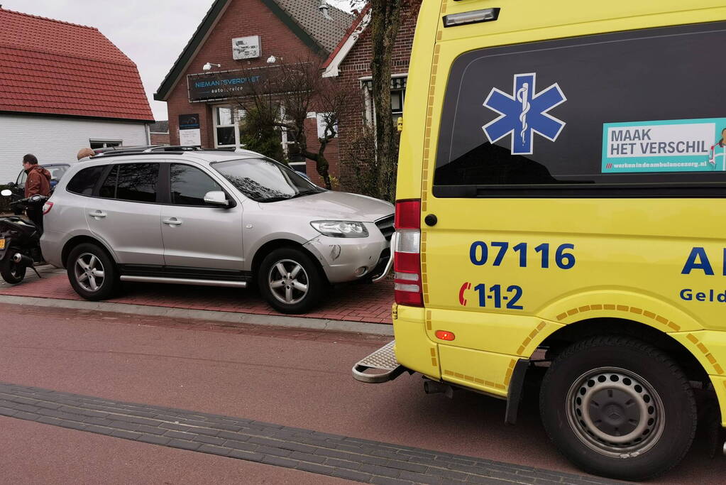 Twee scooterrijders ten val na botsing met geparkeerde auto