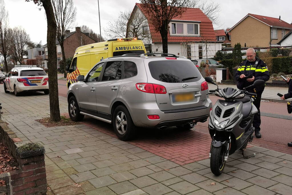 Twee scooterrijders ten val na botsing met geparkeerde auto