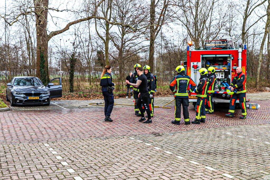 Geparkeerde auto flink beschadigd door brand