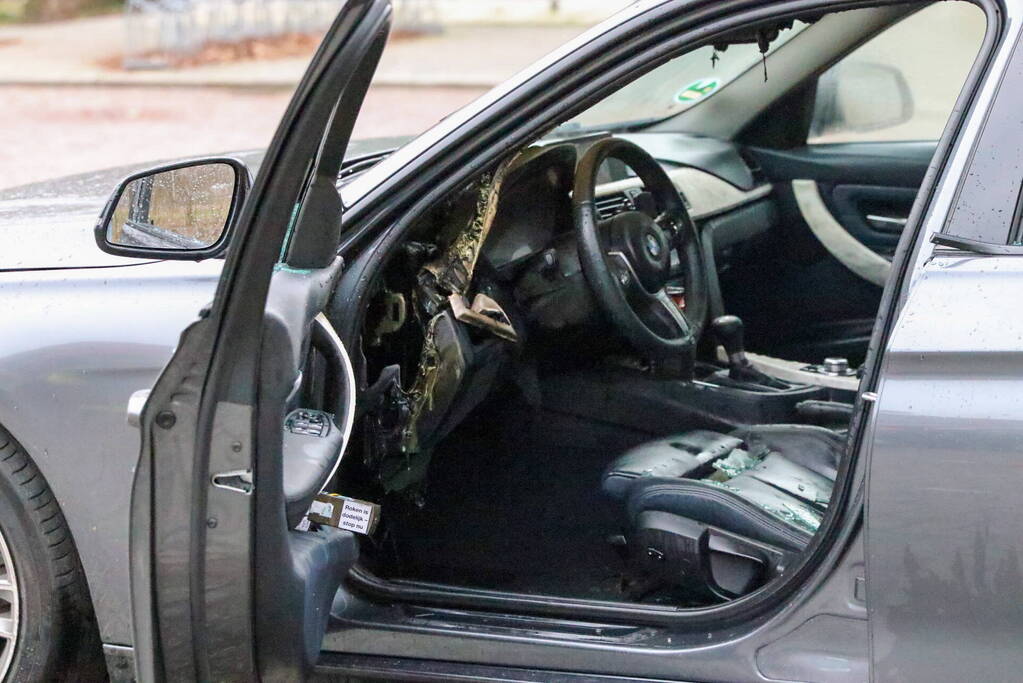 Geparkeerde auto flink beschadigd door brand