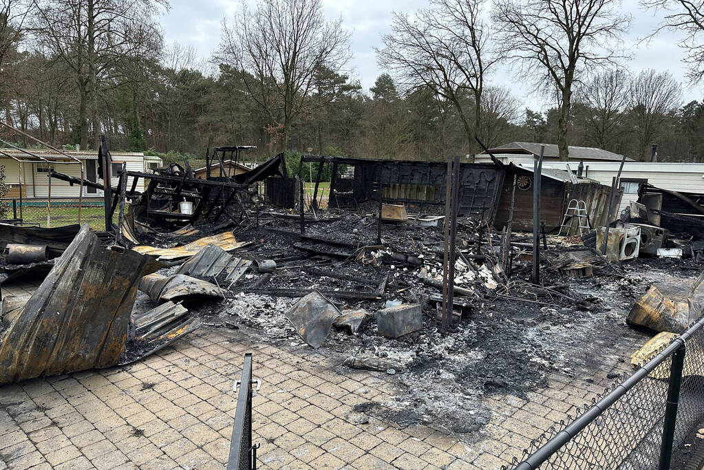 Chalet brandt volledig uit op vakantiepark Peter Gillis