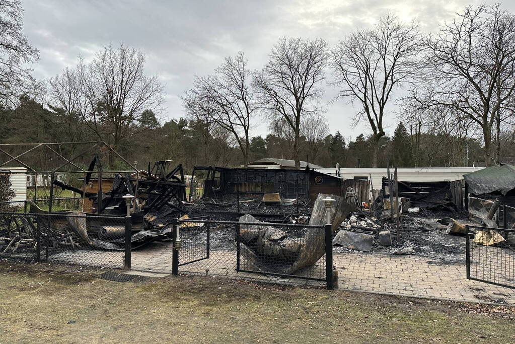 Chalet brandt volledig uit op vakantiepark Peter Gillis