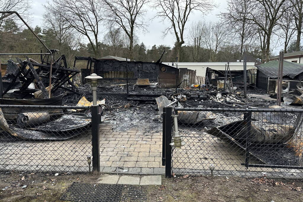 Chalet brandt volledig uit op vakantiepark Peter Gillis
