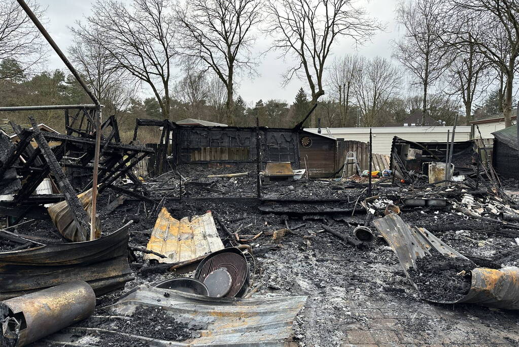 Chalet brandt volledig uit op vakantiepark Peter Gillis
