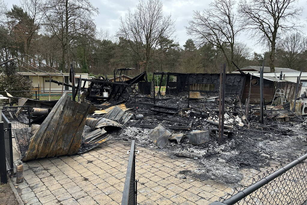 Chalet brandt volledig uit op vakantiepark Peter Gillis