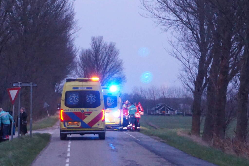 Persoon belandt onder paard na val en raakt zwaargewond