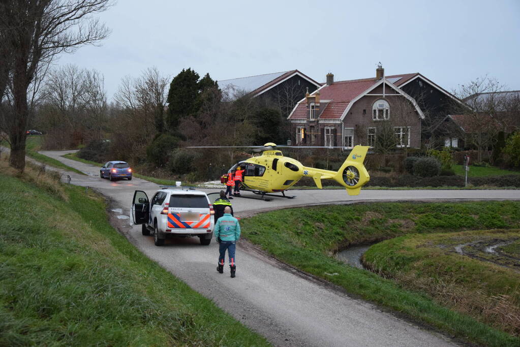 Persoon belandt onder paard na val en raakt zwaargewond