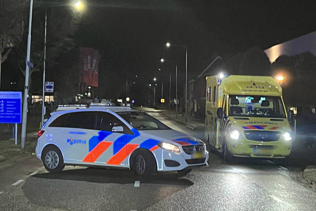 Auto op zijn zijkant na botsing met lantaarnpaal