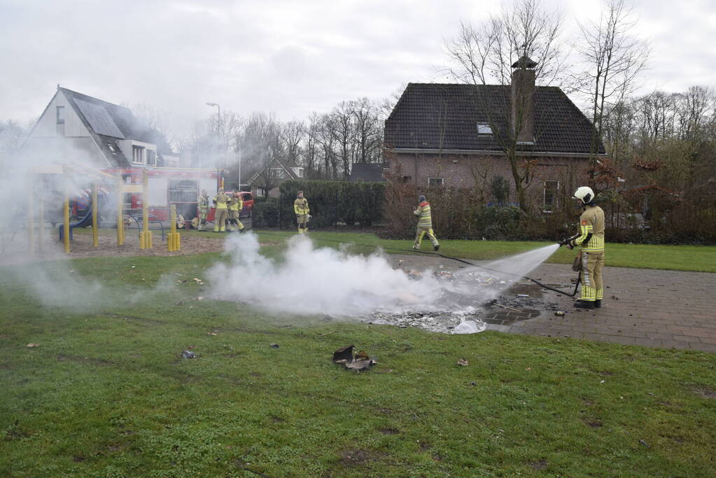 Vuurwerkresten in brand gestoken
