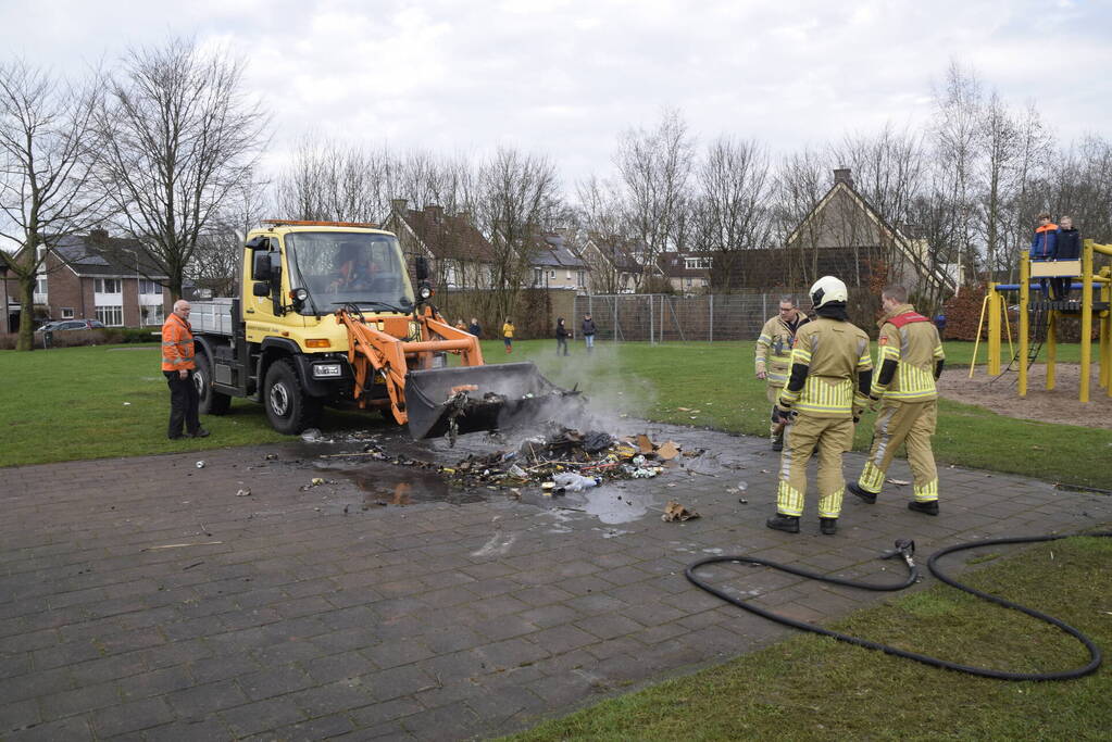 Vuurwerkresten in brand gestoken