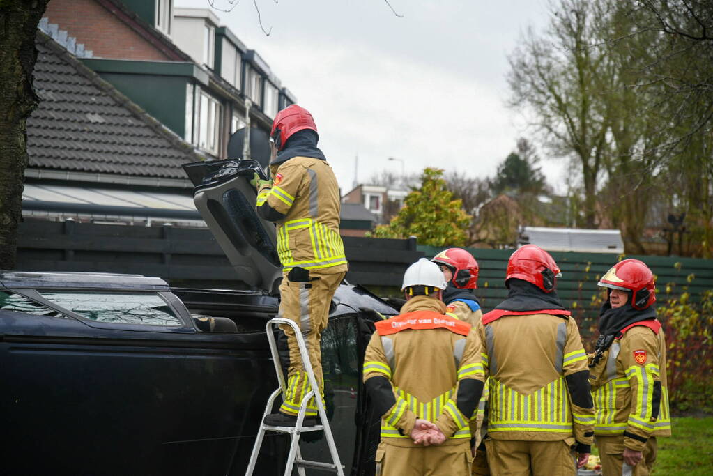 Personenwagen belandt op zijn kant