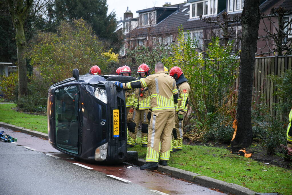 Personenwagen belandt op zijn kant