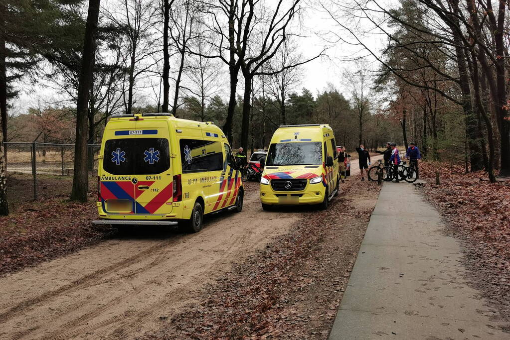 Mountainbikers vinden onwel geworden mountainbiker en overlijdt