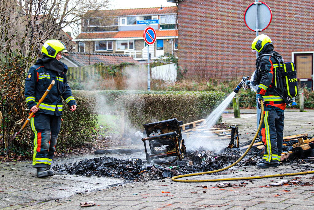 Tonnen met afval in brand gestoken en op straat gegooid