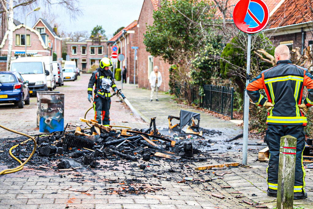 Tonnen met afval in brand gestoken en op straat gegooid