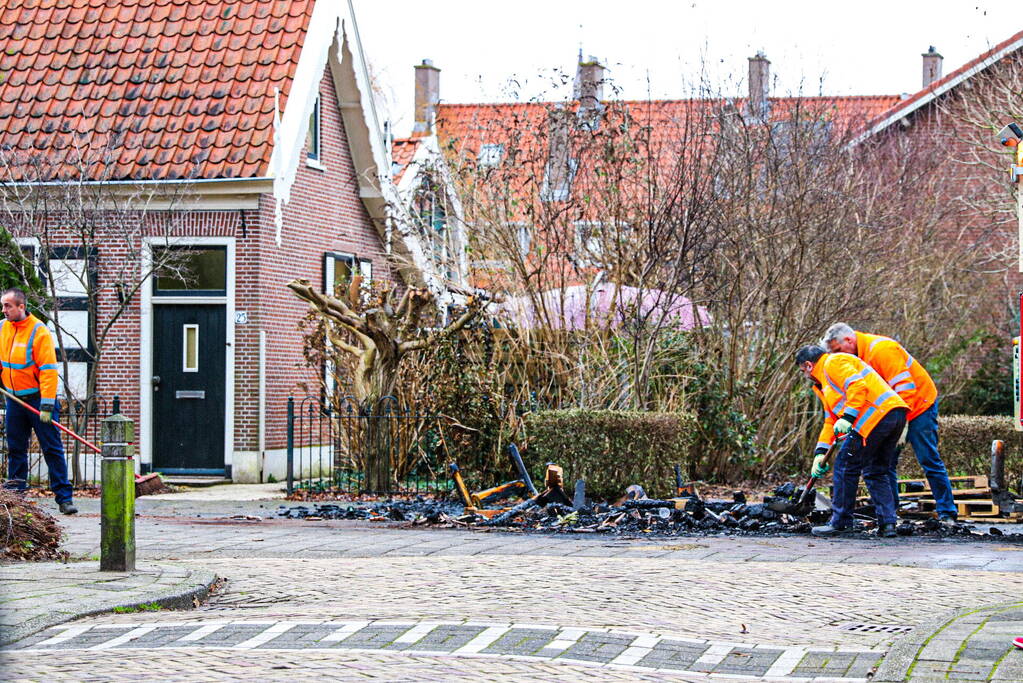 Tonnen met afval in brand gestoken en op straat gegooid