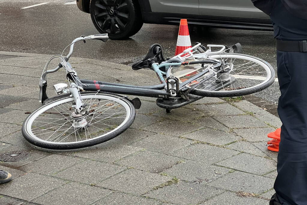 Fietsster gewond naar ziekenhuis na botsing met auto