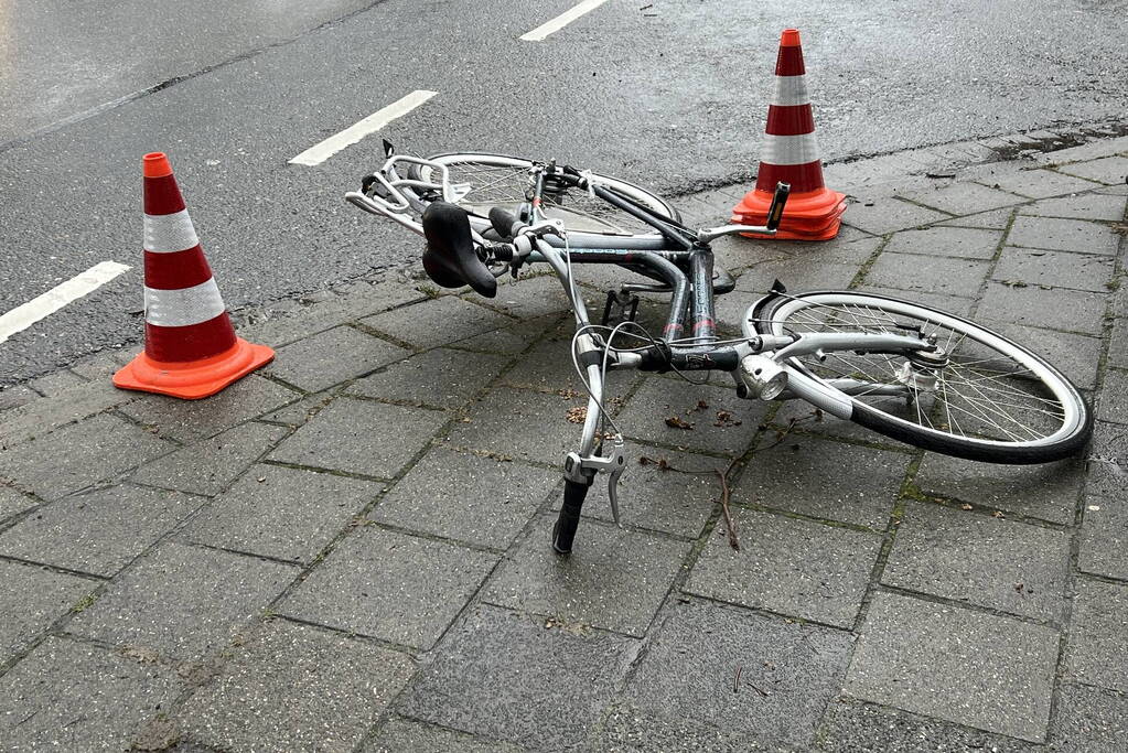 Fietsster gewond naar ziekenhuis na botsing met auto