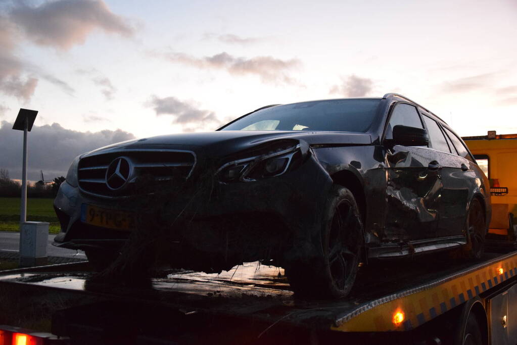 Twee auto's belande in droge sloot