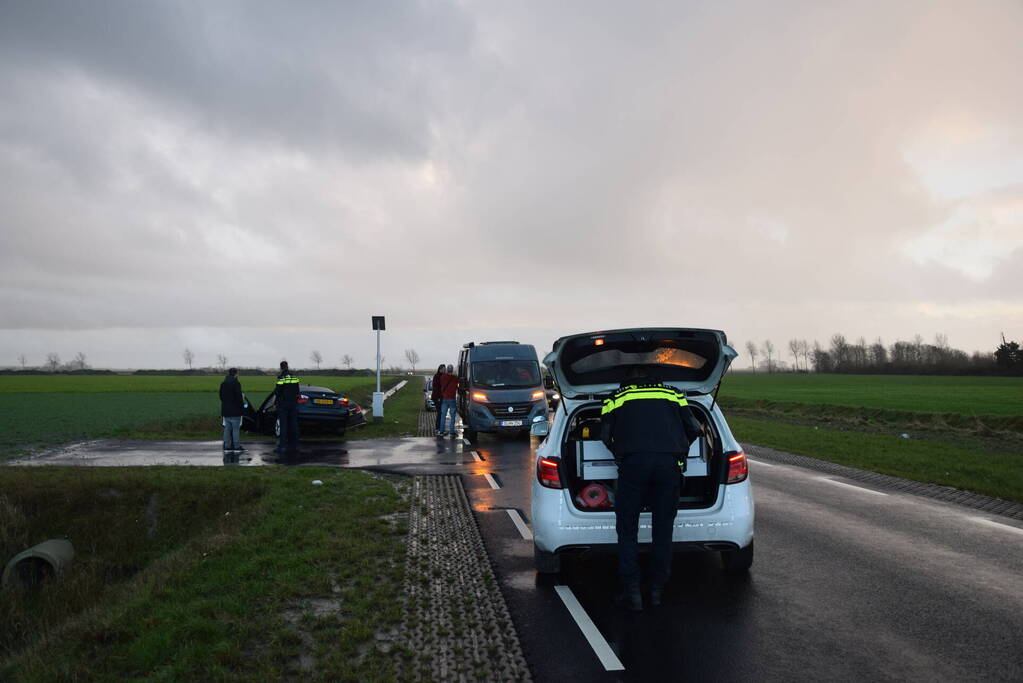 Twee auto's belande in droge sloot