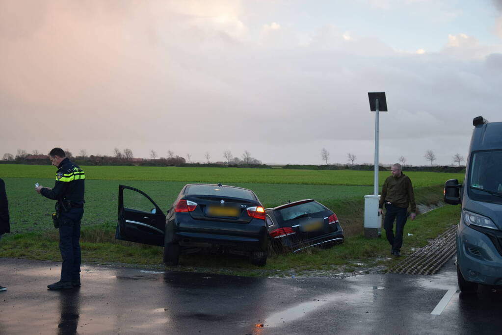 Twee auto's belande in droge sloot