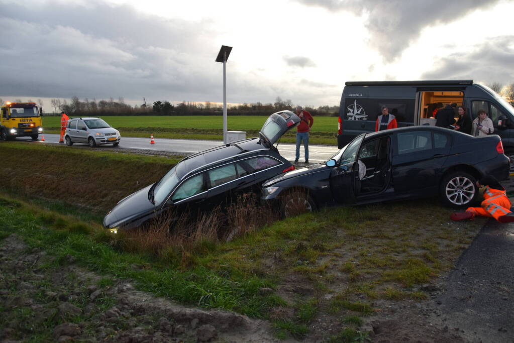 Twee auto's belande in droge sloot