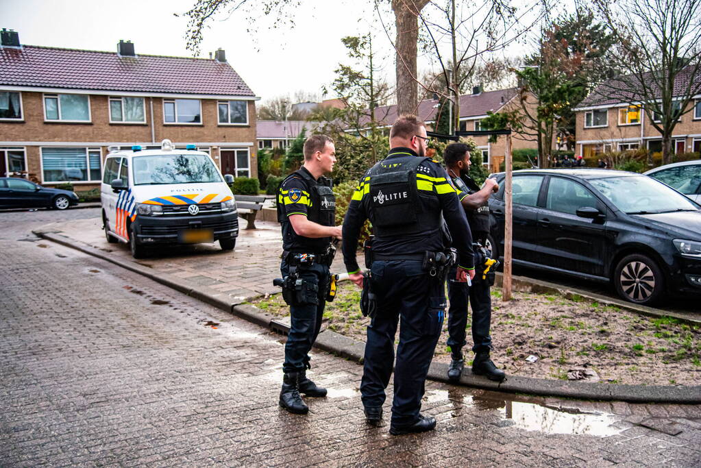 Politie controleert auto en groepje jongeren na vuurwapen melding