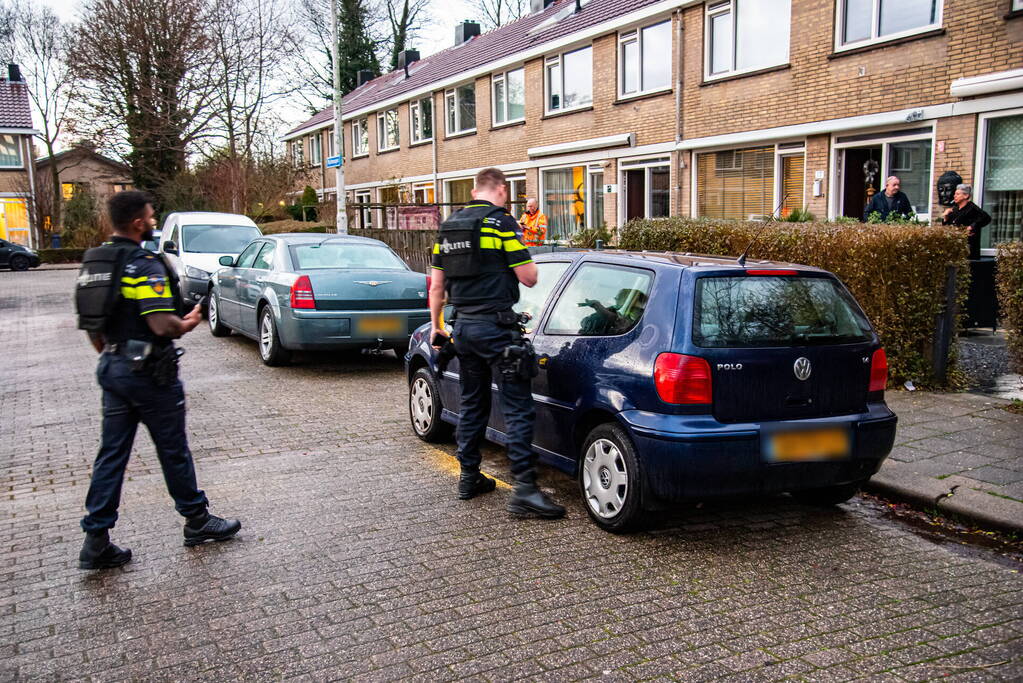 Politie controleert auto en groepje jongeren na vuurwapen melding