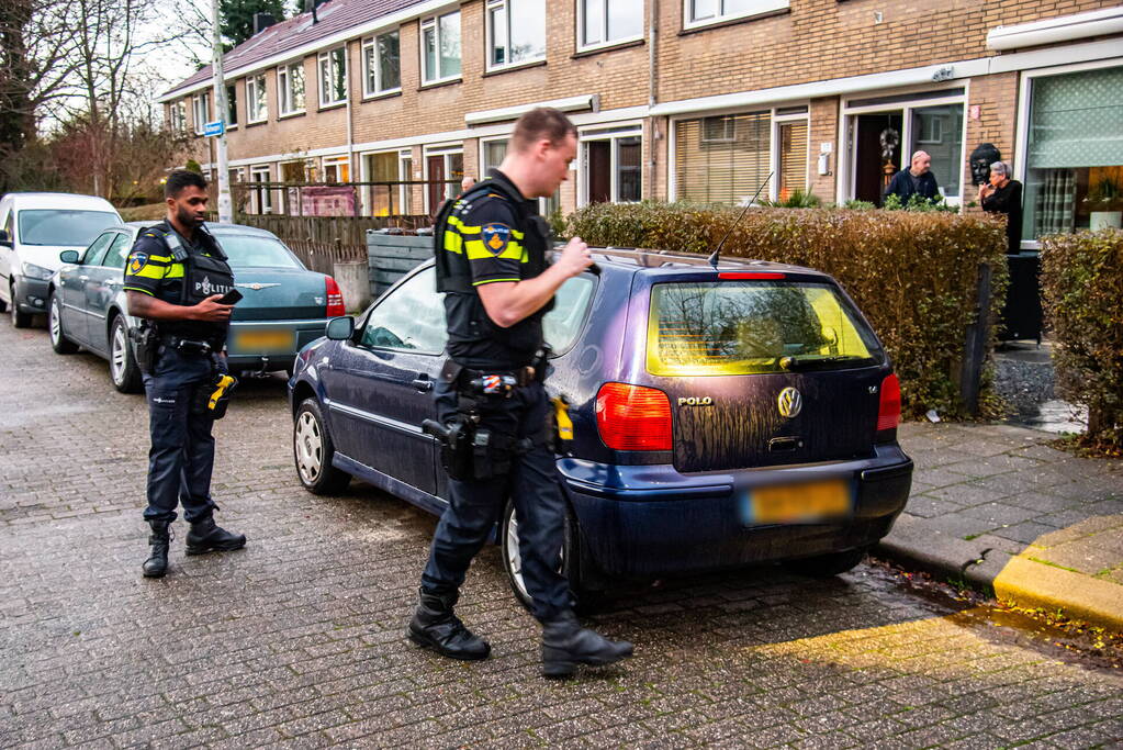 Politie controleert auto en groepje jongeren na vuurwapen melding