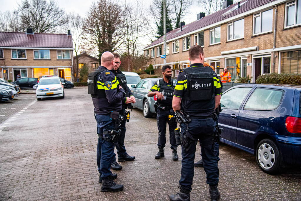 Politie controleert auto en groepje jongeren na vuurwapen melding