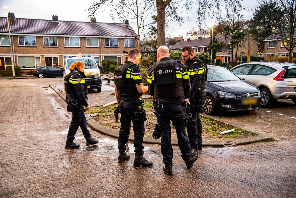 Politie controleert auto en groepje jongeren na vuurwapen melding