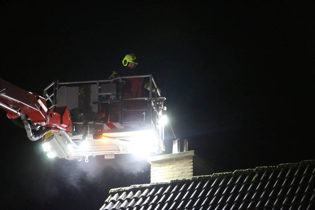 Brand in schoorsteen van woning