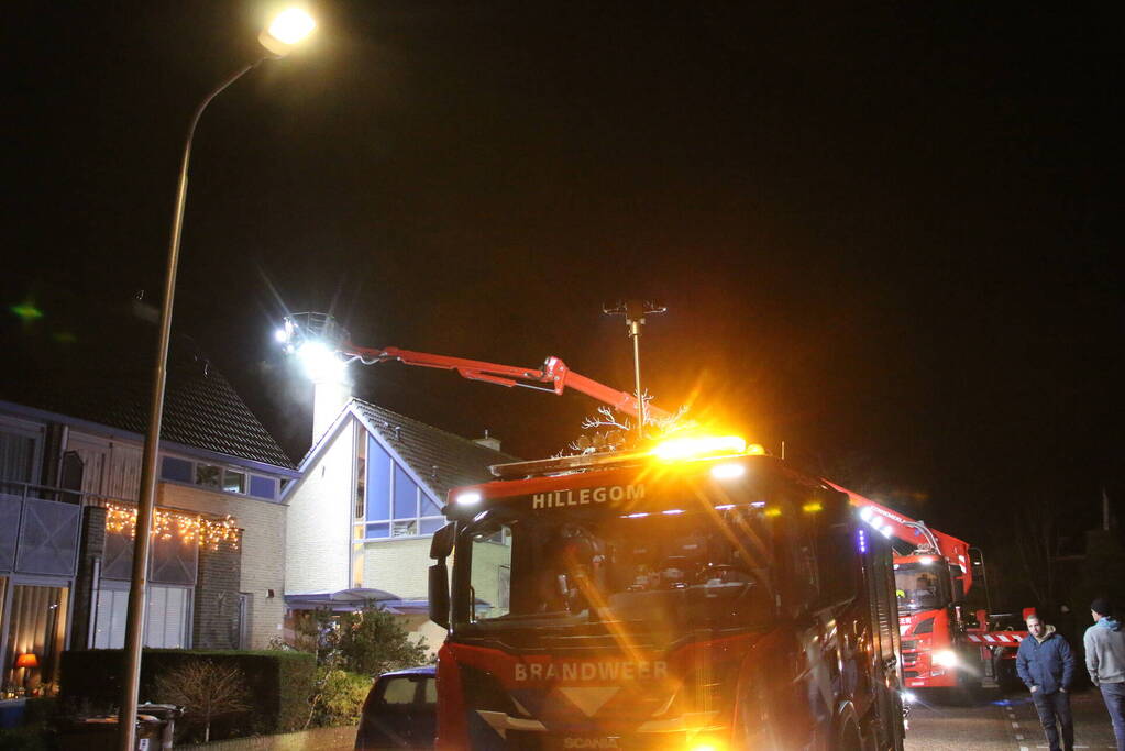 Brand in schoorsteen van woning