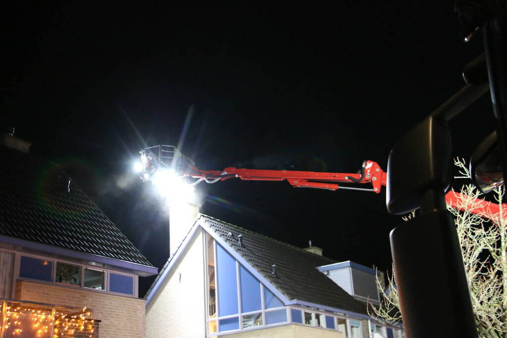 Brand in schoorsteen van woning