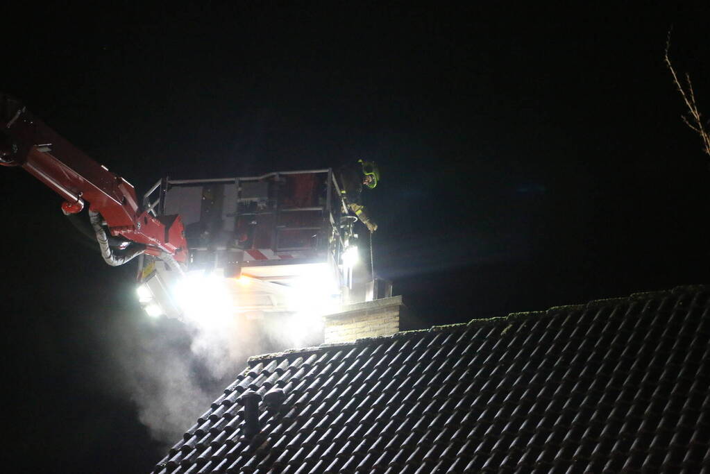 Brand in schoorsteen van woning