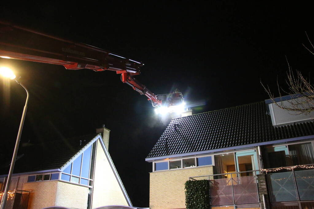 Brand in schoorsteen van woning