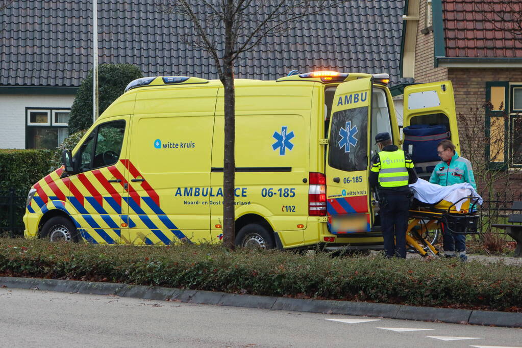 Auto en driewielfiets botsen tegen elkaar