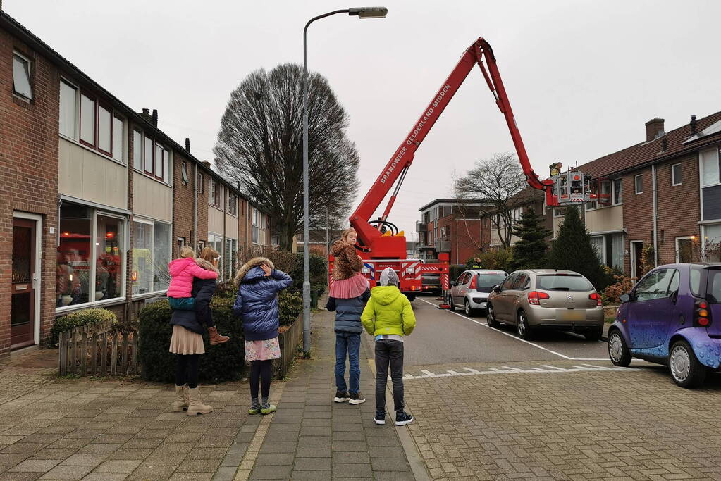 Vrouw gewond in badkamer, politie tikt raam in
