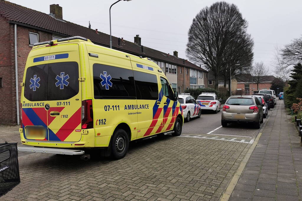 Vrouw gewond in badkamer, politie tikt raam in