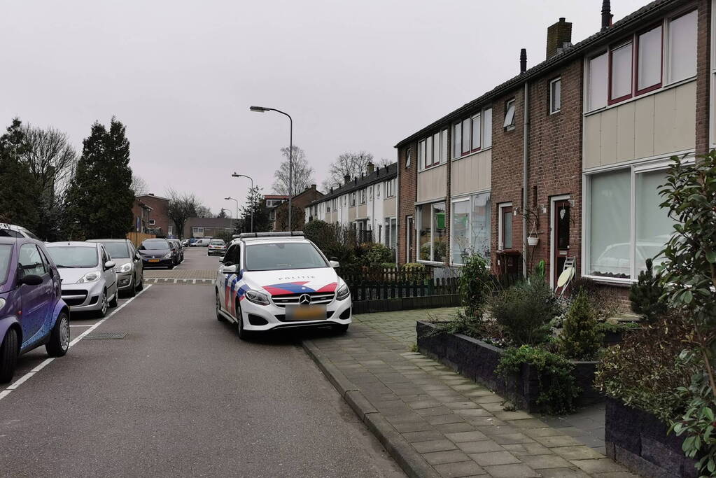 Vrouw gewond in badkamer, politie tikt raam in